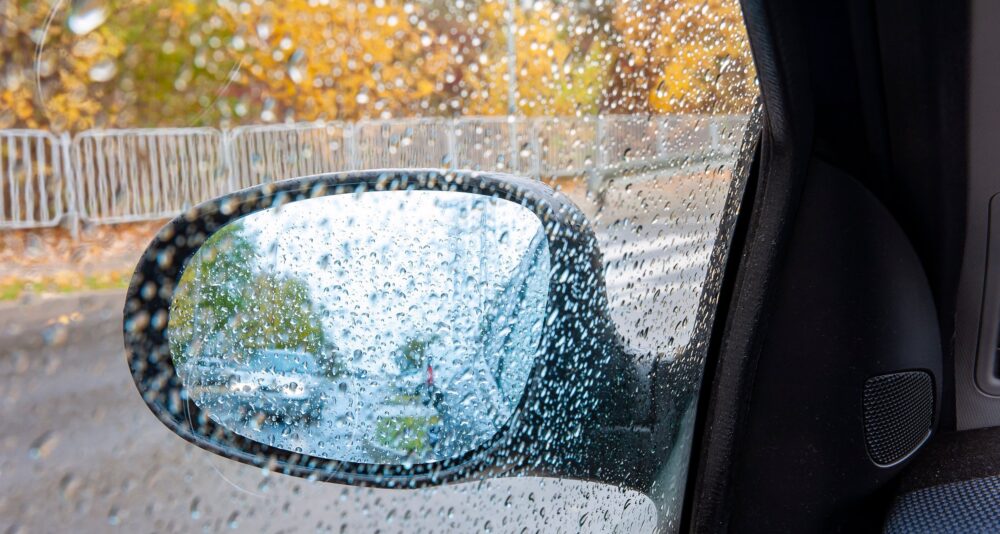車が雨漏りをしている！雨漏りが起こる原因と対策を解説